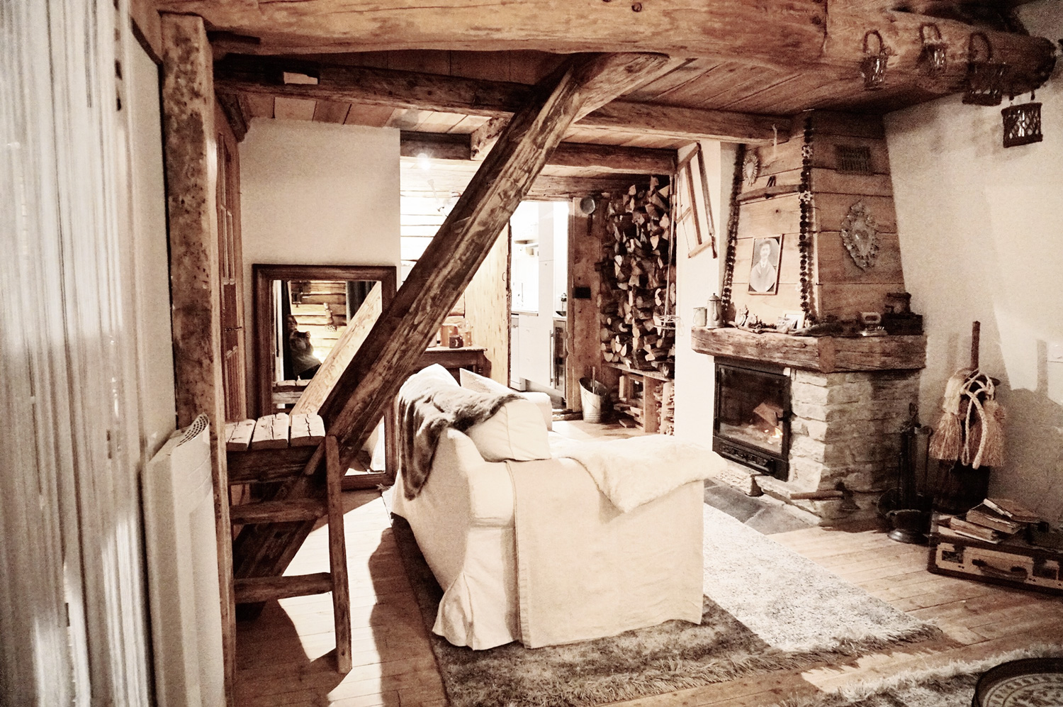 Salon avec cheminée au chalet d'Élise - La Plagne 1800 (Savoie - France)