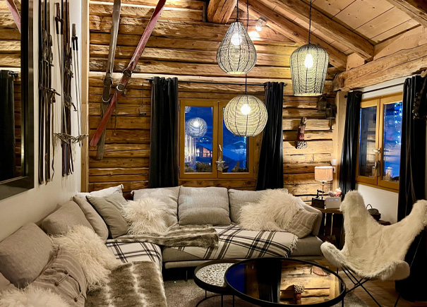 Salon avec cheminée au chalet d'Élise - La Plagne 1800 (Savoie - France)