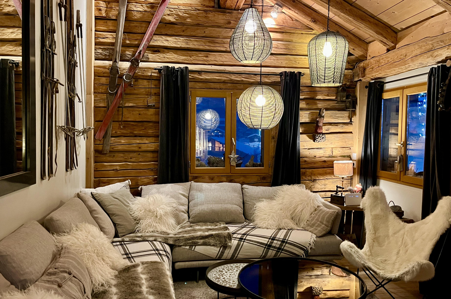 Salon avec cheminée au chalet d'Élise - La Plagne 1800 (Savoie - France)